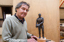 De Deventer beeldhouwer Karoly Szekeres met de miniatuurversie van Leo Halle
