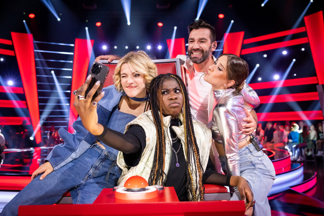 Pommelien Thijs zetelt als kersverse coach in ‘The Voice Kids’ “We