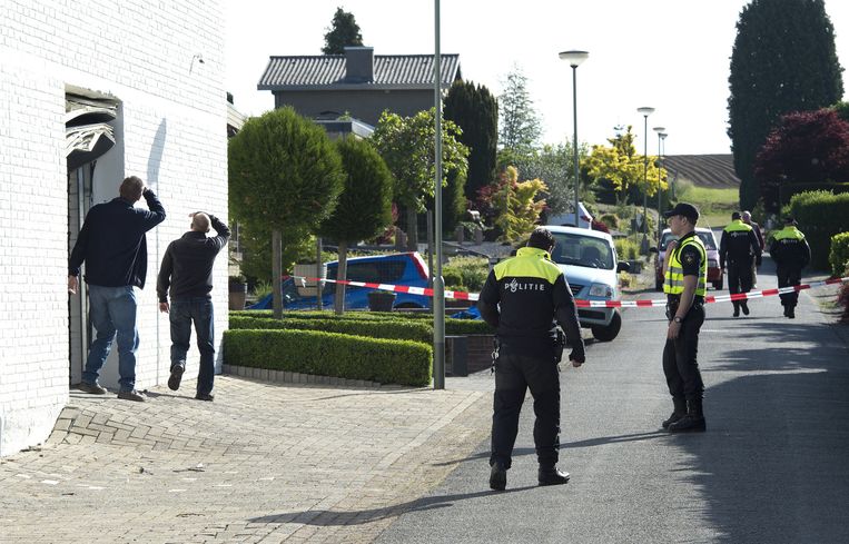 De politie heeft een inval gedaan in een pand in Oirsbeek waar twee Bandidos werden gearresteerd en later weer vrijgelaten. Beeld anp