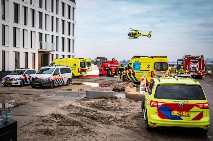 De massaal toegesnelde hulpdiensten konden niets meer uitrichten voor de persoon die van vier hoog naar beneden viel tijdens werkzaamheden met een hoogwerker.