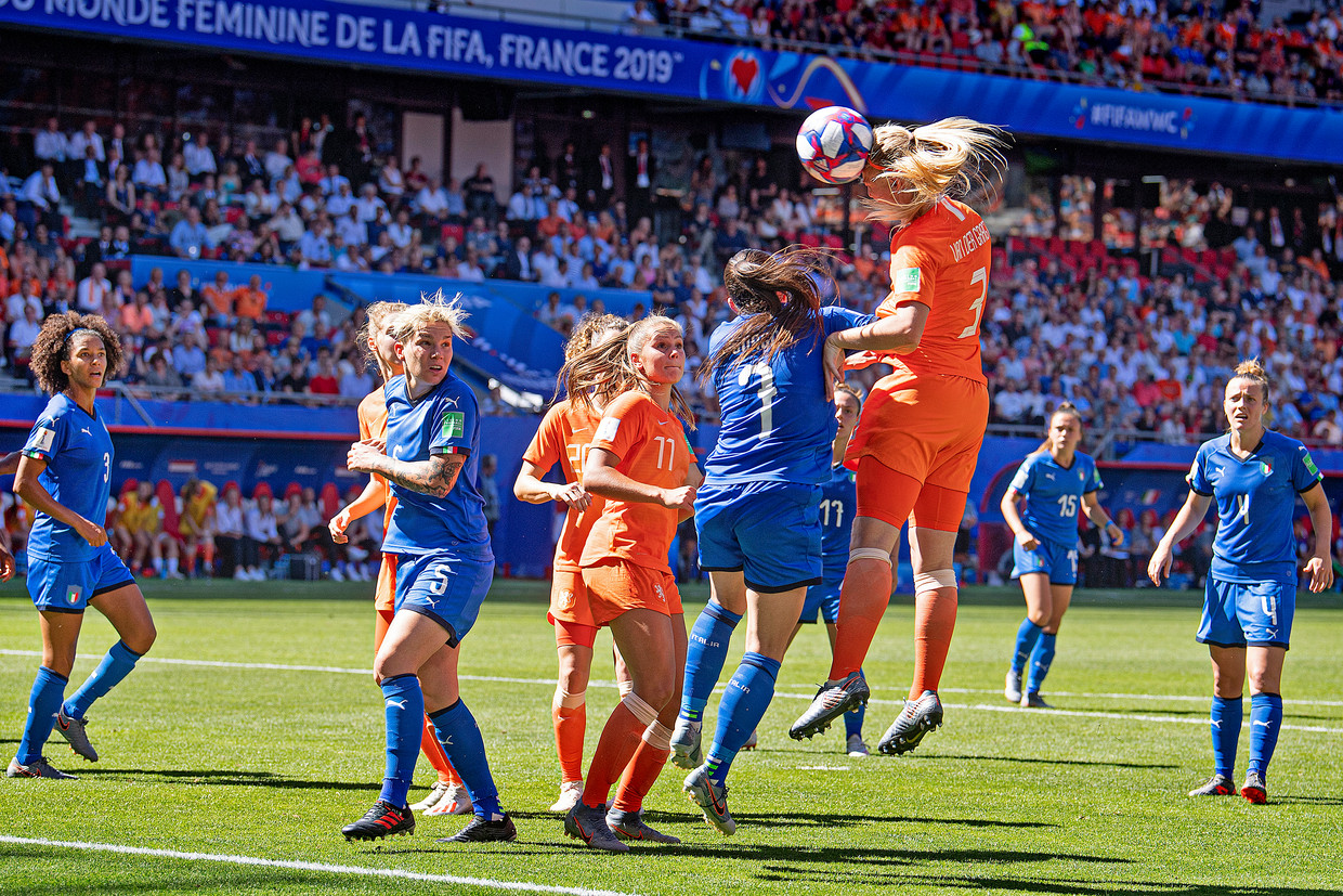 Stefanie van der Gragt kopt raak voor Oranje tegen Italië. Beeld Guus Dubbelman / de Volkskrant