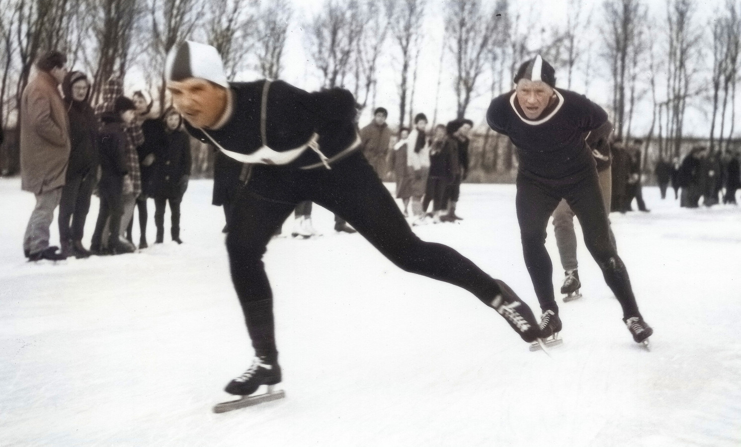Wim van Heijst uit Haarsteeg (links) en Reinier Paping tijdens de 50 kilometer marathon in Haarsteeg op 31 januari 1963.