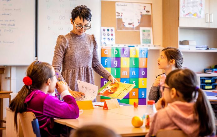 Gevluchte kinderen uit Oekraïne krijgen Nederlandse taal les op basisschool De Wegwijzer in Nieuw-Lekkerland.