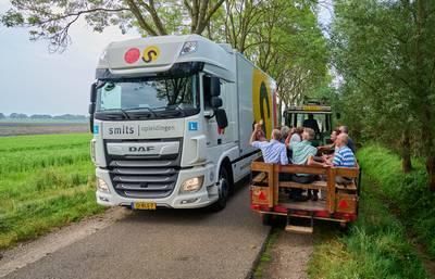 Praktijkles voor politici: vrachtauto én tractor op smalle weg naar Jonkergouw, dat past niet