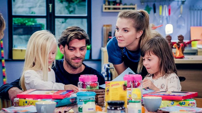 Vincent Banic (Guido) en Bab Buelens (Emma) met hun twee tv-dochters