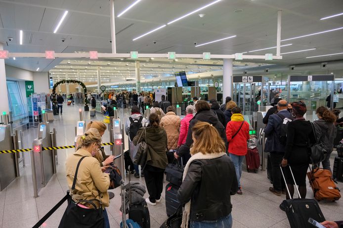 Lange wachtrijen aan de paspoortcontroles op Brussels Airport.