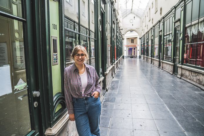 Femke aan haar voordeur in het Glazen Straatje.