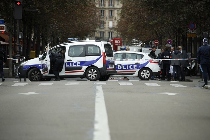 Donderdag stak een medewerker van het politiebureau vier agenten neer in Parijs.