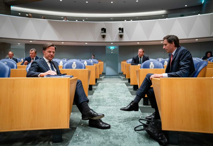 Demissionair premier Mark Rutte (VVD) en minister Wopke Hoekstra (CDA) tijdens een debat in de Tweede Kamer.