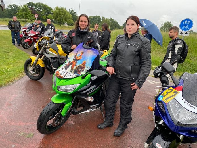Nicole Huppertz (r) en Sjoukje Verheijen doen met hun motor mee aan de stille tocht voor Gino.