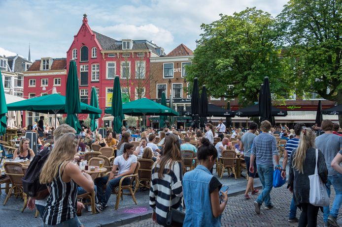 Terrasjes op de Neude in het centrum van Utrecht.