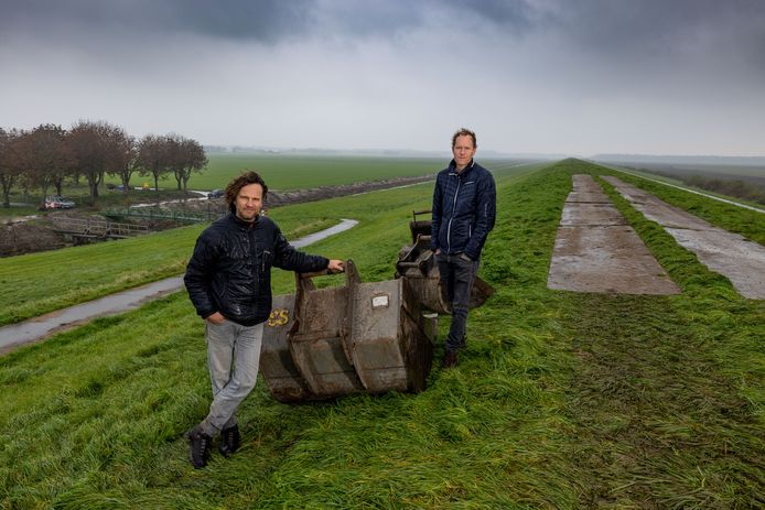 Jolle Roelofs (links) en Dingeman Deijs op de Knardijk, op de plek waar ze het project De Slapende Dijk willen uitvoeren.
