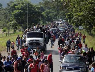 Migrantenmars van duizenden mensen op weg naar de VS, Trump eist dat stoet wordt tegengehouden