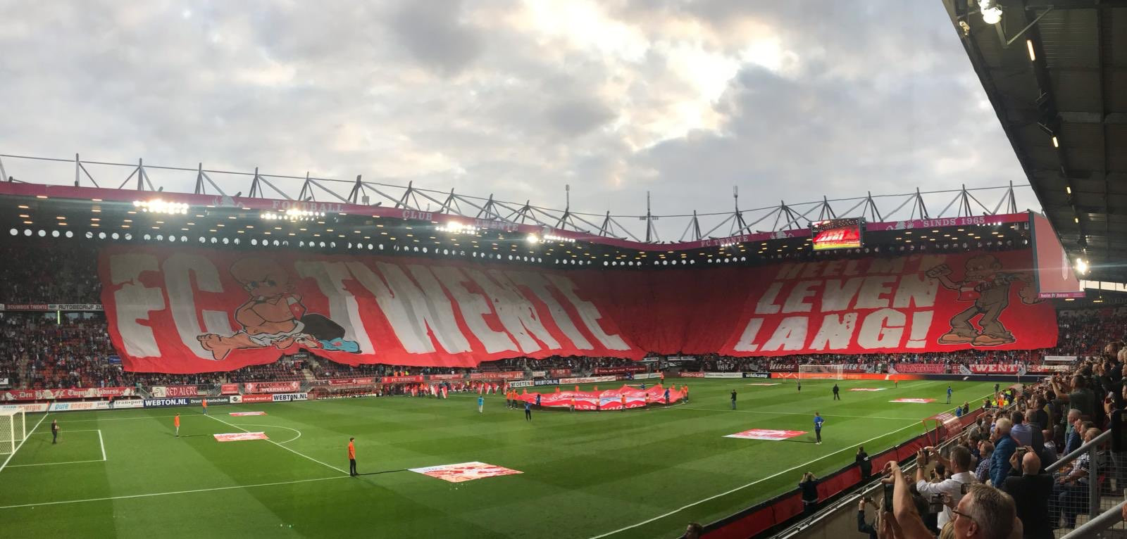 FC Twente viert eredivisie-rentree met 'grootste spandoek ...