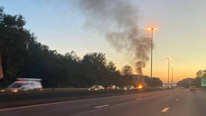 Wagen brandt uit op E40 richting Brussel: twee rijstroken versperd