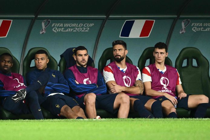 Pavard (rechts) naast Giroud op de bank.