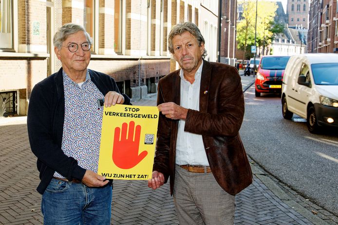 Binnenstadsbewoners Noud Velthoven (links) en Joost van Dijk zijn verkeersgeweld zat en komen nu in actie met 10.000 posters en een petitie.