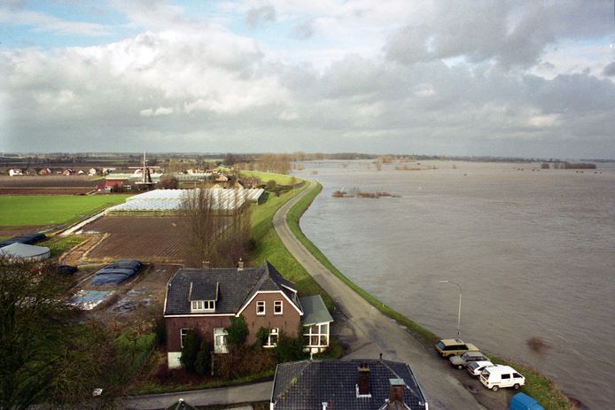 Het hoogwater in Varik in 1995, gefotografeerd vanaf de Dikke Toren in Varik.