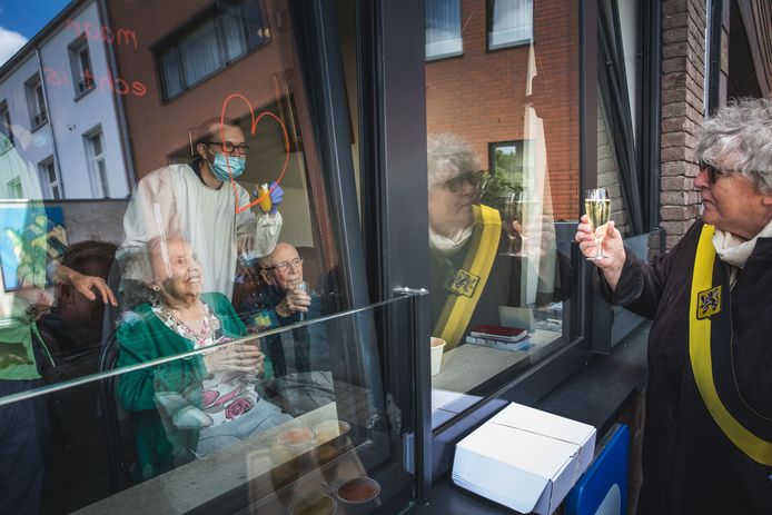 André Vanderhaegen, 95 ans, et son épouse Gabriëlle Bolangier, 92 ans, ont fêté leurs septante ans de mariage, après avoir guéri du coronavirus.