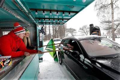 Toch een bijzondere verjaardag voor Bart: een drive-through met drankjes ondanks de barre weersomsta