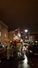 Hoogwerkers houden woningen rond de Scheveningse kerk nat.