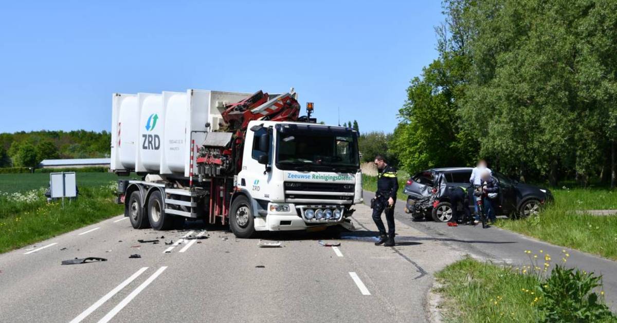 Veel schade na botsing tussen vuilniswagen, auto en fietsster bij Serooskerke.