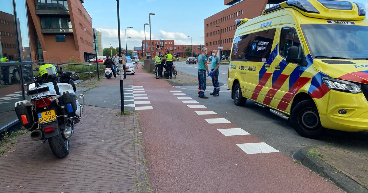 Fietser raakt gewond bij botsing met snorfiets in Deventer.