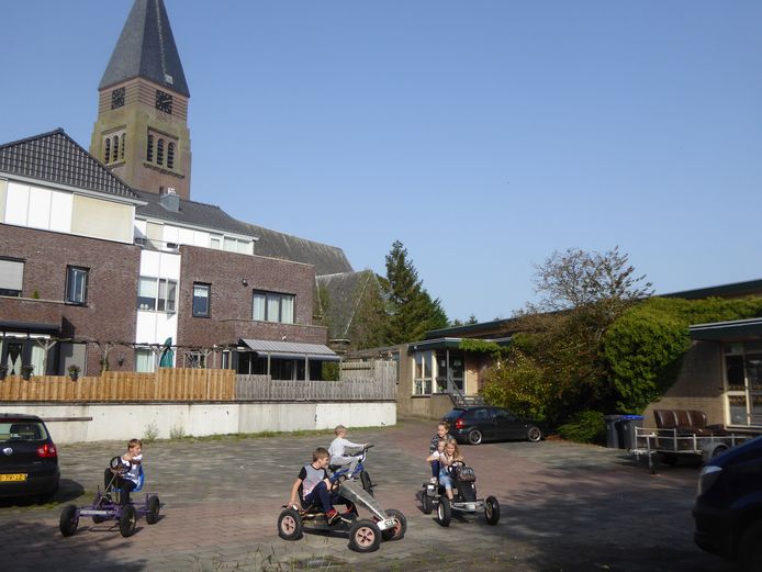 De oude Gerardus Majellaschool (rechts) in Cabauw is inmiddels gesloopt.