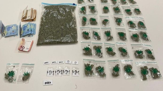 De politie nam een hoop cannabis in beslag.