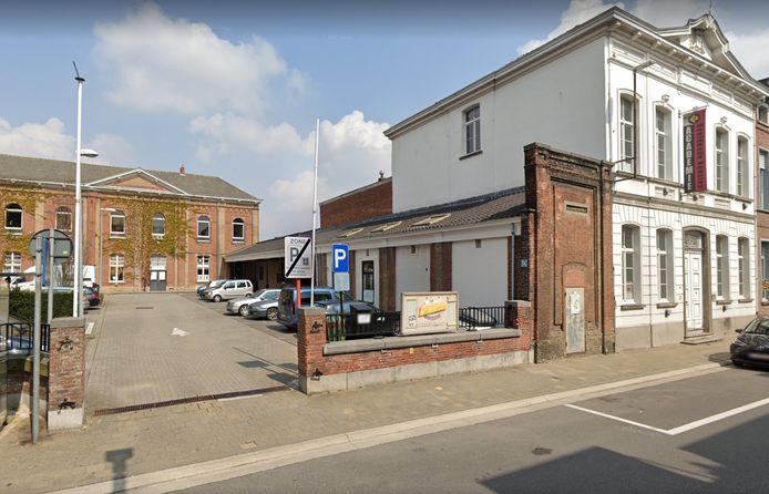 De schoolgebouwen liggen een eindje van de straat waardoor er minder sociale controle is.