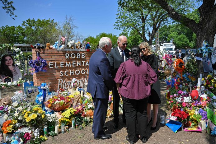 Joe en Jill Biden met het hoofd van de school (rechtsvoor).