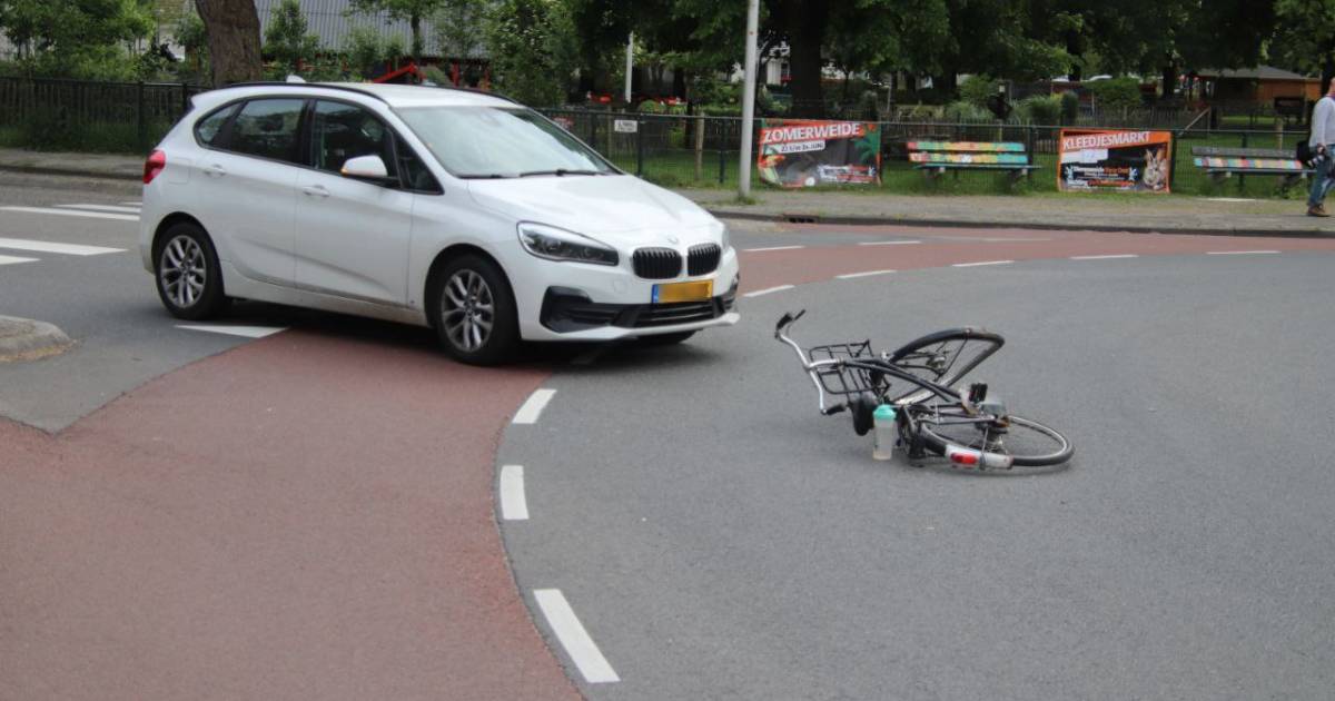 Fietser gewond na ongeluk op rotonde in Zwolle.
