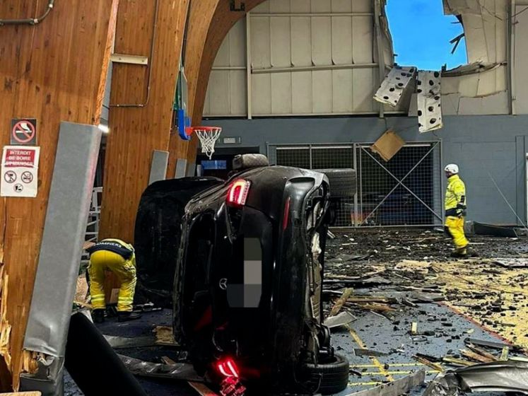 Profvoetballer vliegt Belgische sporthal binnen met auto
