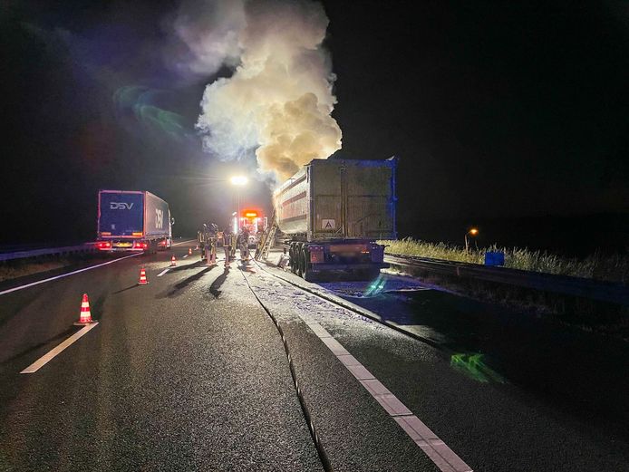 Lading vrachtwagen vliegt in brand op snelweg.