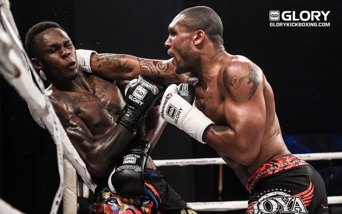 Jason Wilnis (rechts) in gevecht met Israel Adesanya tijdens Glory 63.