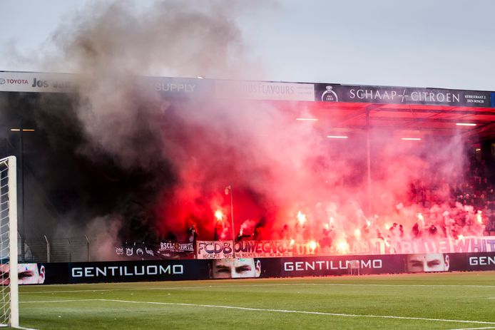 De FC Den Bosch-supporters steken vuurwerk af waardoor de wedstrijd wordt gestaakt