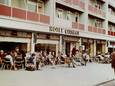 Het terras van Carnegie aan het Stationsplein in 1970.