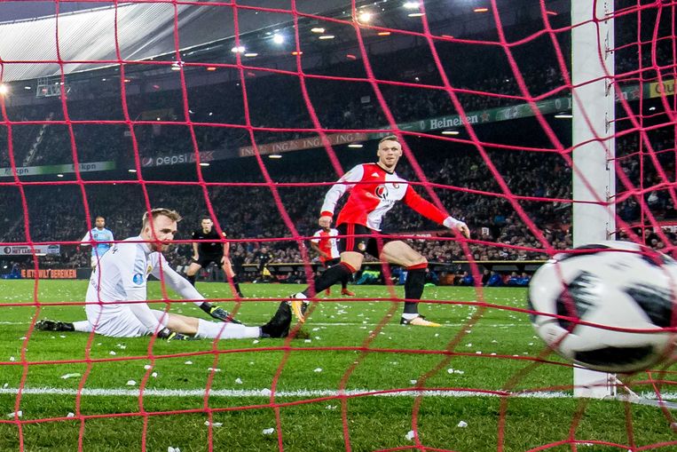 Feyenoord-speler Nicolai Jorgensen (r) schiet de bal langs Roda JC speler Hidde Jurjus . Beeld ANP Pro Shots