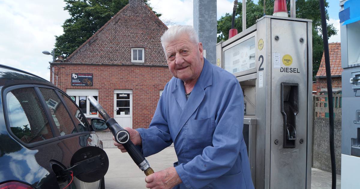 Même le plus ancien pompiste du pays ne comprend plus les prix élevés du carburant : « Pas étonnant que tout le monde achète un vélo électrique » |  Wingene