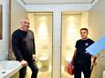Een trotse parkmanager Arjan van Esveld van Landal De Reeuwijkse Plassen en schoonmaker Tahir Gasimov in het schoonste toilet van ons land.