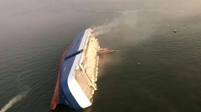 Het vrachtschip kapseisde voor de kust van Georgia.