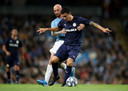 Tim Cahill schermt de bal af bij Ireland.
