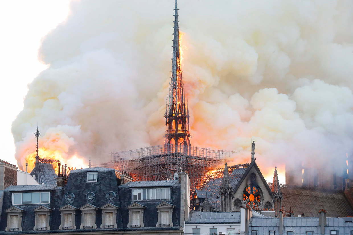 De torenspits van de Notre-Dame is volledig ingestort door de brand. Beeld AFP