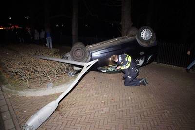 Auto over de kop tegen lantaarnpaal in Silvolde