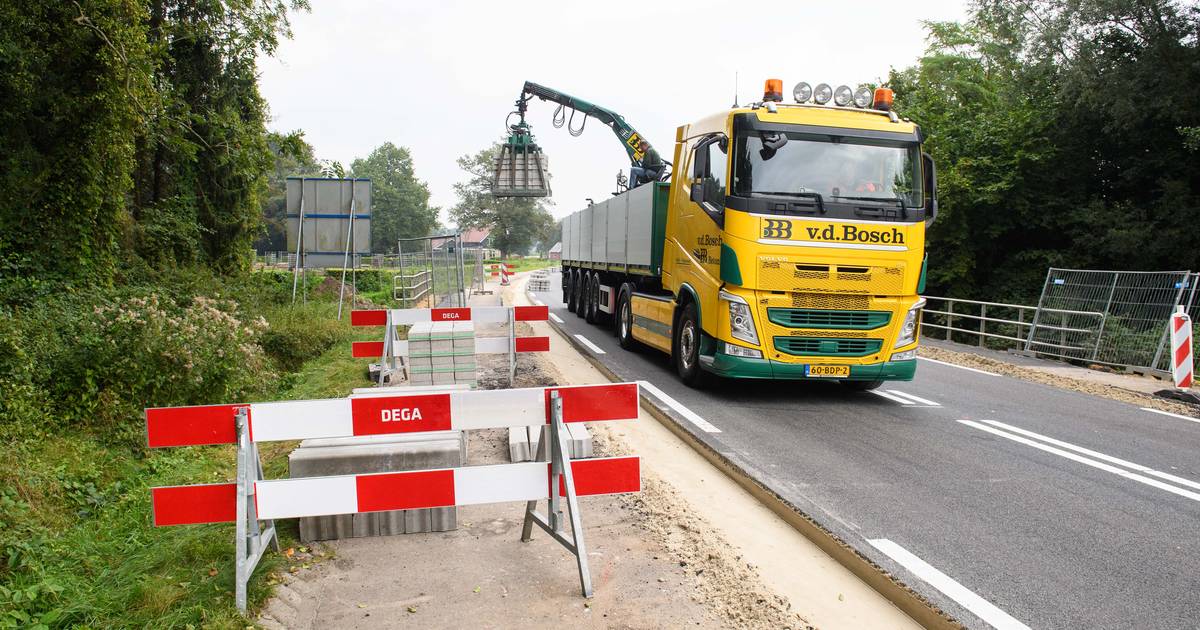 Weg tussen Hengelo, Deurningen en Weerselo nog tot eind oktober dicht voor autoverkeer: 'Er zaten da