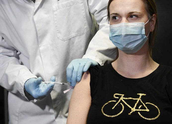 Huisartsen Kunnen Aan De Bak Met Vaccineren Dit Wordt De Volgorde Binnenland Ad Nl