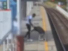 Man denkt dat hij in metro wordt gefilmd en reageert woedend: ‘Koffie belandde in kinderwagen’