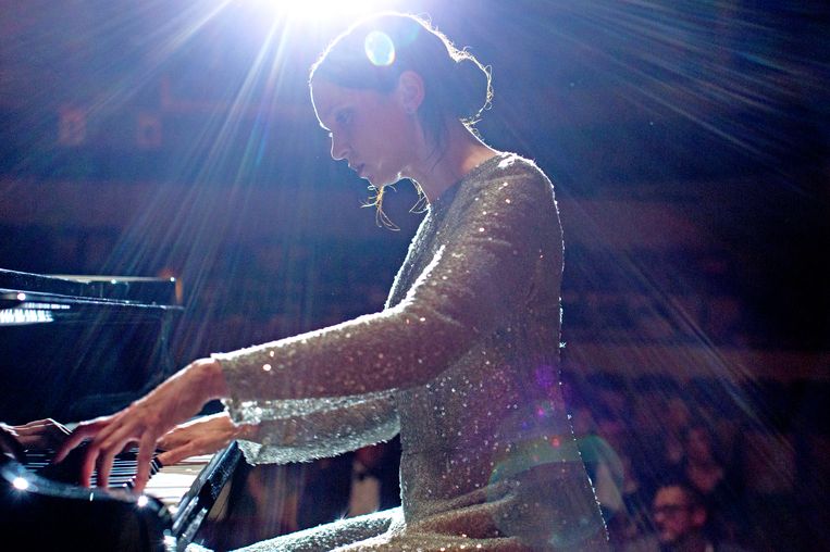 ‘De pianisten van de Koningin Elisabethwedstrijd lijken tijdens het spelen volledig in trance. Taeke Nicolaï heeft die trance urenlang bestudeerd voor ‘The Chapel’. Ze speelt dat geweldig.’ Beeld © Jo Voets