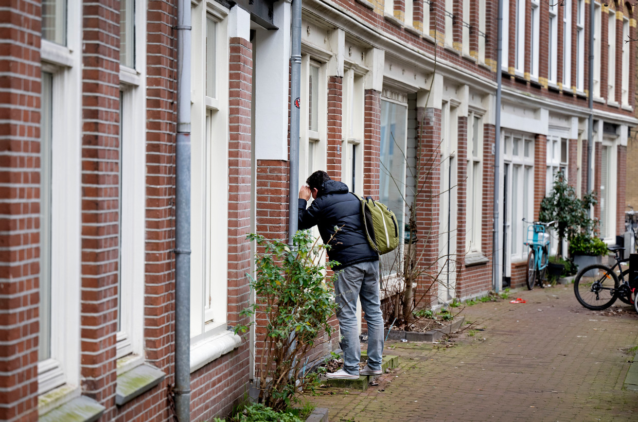 Toezichthouder Erik zoekt naar aanwijzingen voor langdurige leegstand van een woning in de Staatsliedenbuurt in Amsterdam. 