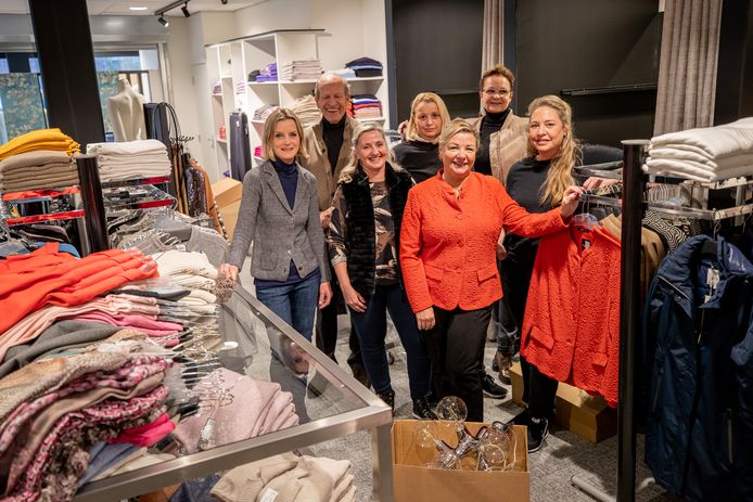 Het team van Primeur Mode, tussen de bedrijven door, in werkkleding op de foto. In het midden, tussen 'zijn' dames, eigenaar Gé Blommestein. Woensdag is de officiële opening.